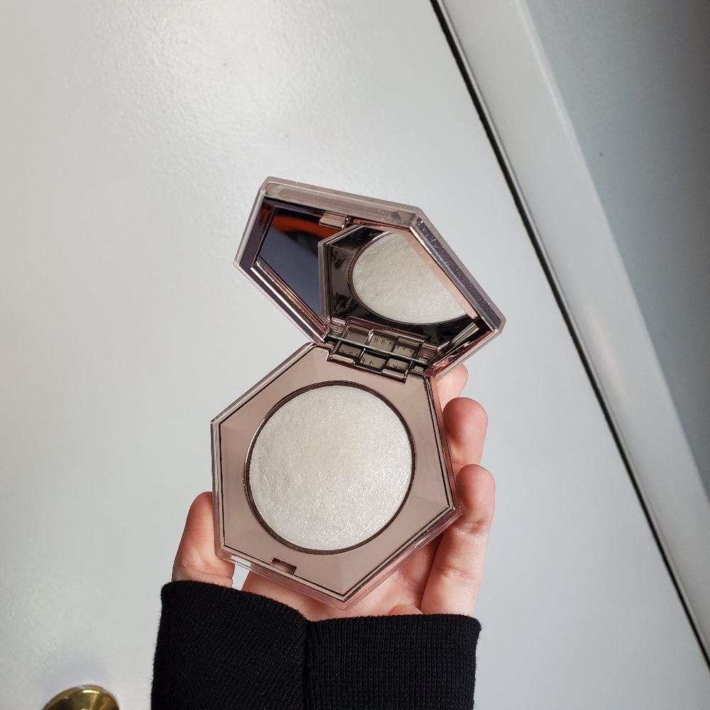 Fenty Beauty diamond bomb highlighter